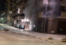 Barletta – Cassonetti in fiamme diffondono cattivo odore in città, individuato responsabile. FOTO