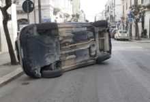 Trani – Auto si ribalta in via Aldo Moro, illeso il conducente. FOTO