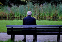 Anziano piange su una panchina: “Non mangio da tre giorni e sono solo”. La Polizia lo soccorre e gli offre del cibo