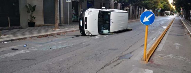Andria – Violento impatto in pieno centro: si ribalta furgoncino. Due feriti