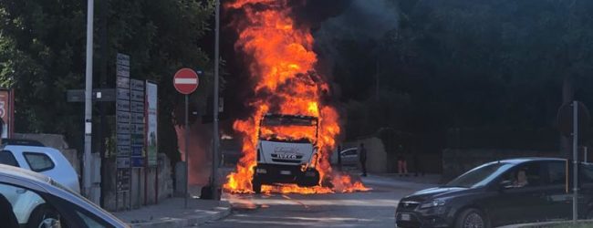Andria – In fiamme camion della nettezza urbana. Paura in via Corato. VIDEO